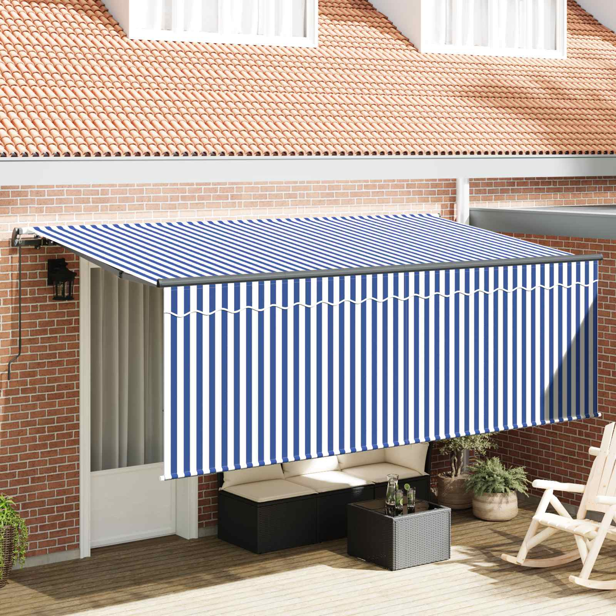 Ein ausgefahrener Markise mit blau-weißen Streifen über einer Terrassenmöbelgarnitur.