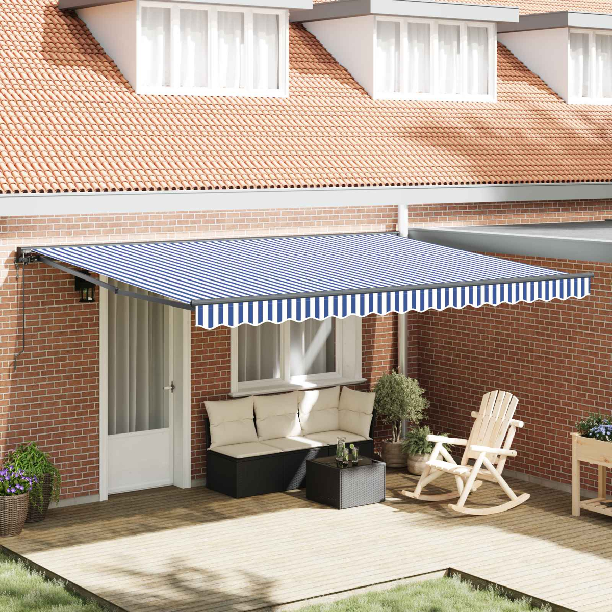 Ein blau-weiß gestreiftes Vordach über einer Terrasse mit Möbeln.