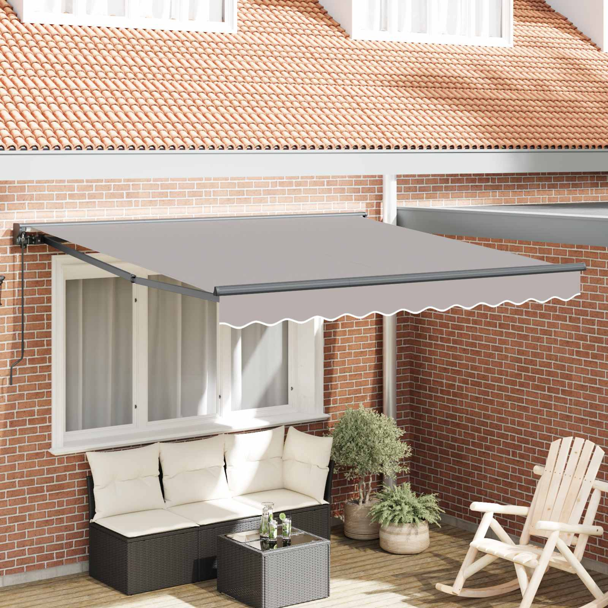 Ein graues Sonnensegel über einer Terrasse mit Möbeln und Holzfußboden.