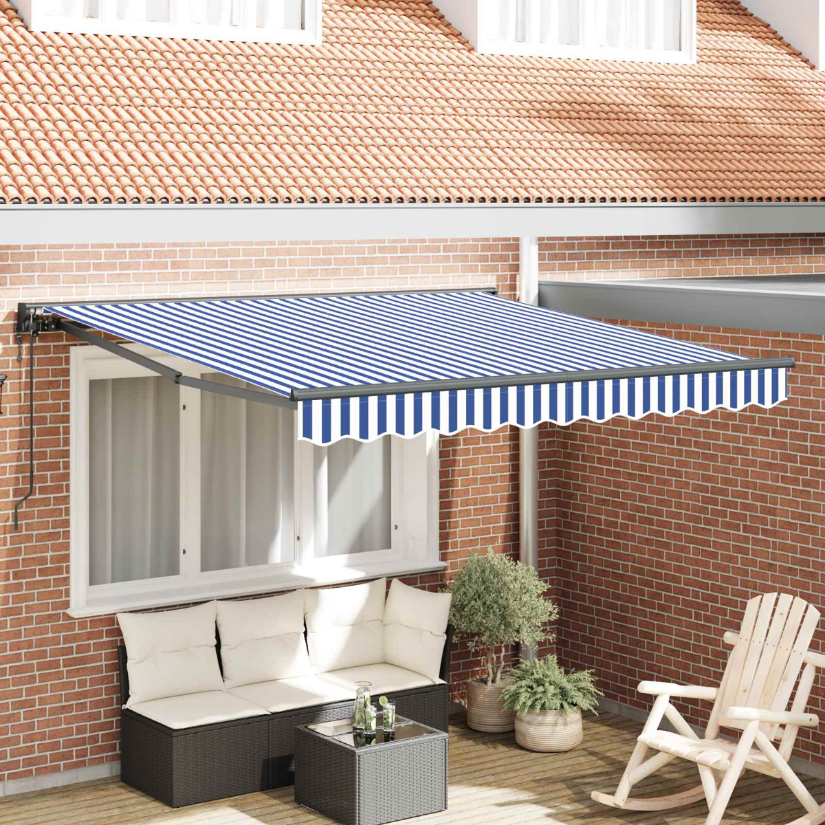 Blau-weißer Markisenstoff über einem Korbsofa und einem Tisch auf einer Holzterrasse.