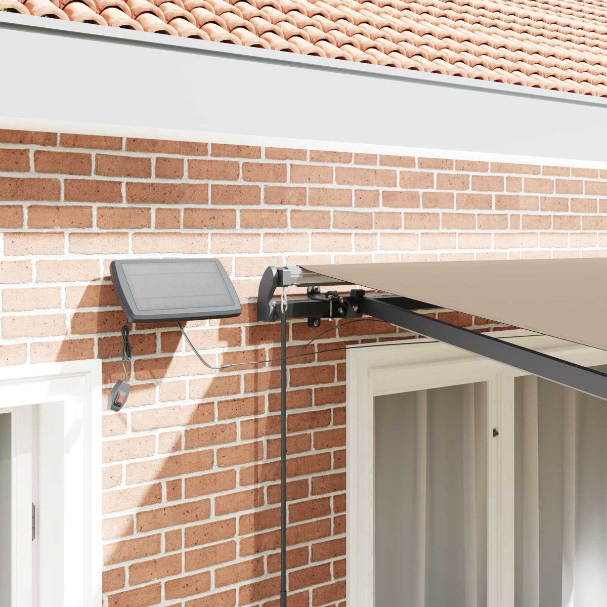 Markise mit Solarpanel und Fernbedienung an einer Ziegelwand montiert.