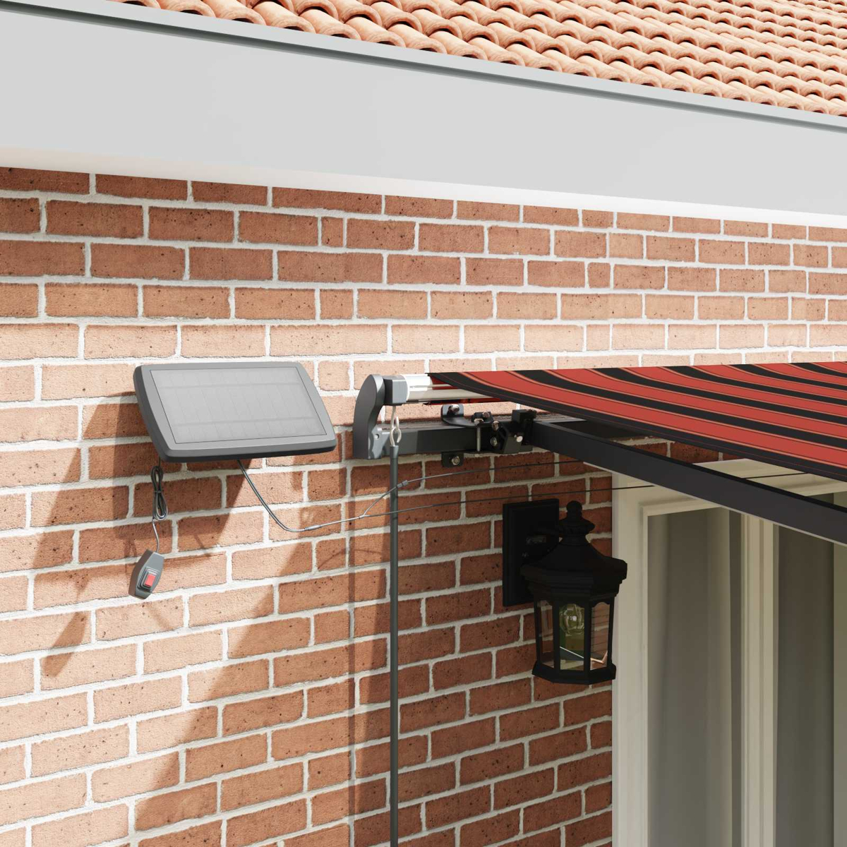 Markise mit roten und schwarzen Streifen, Solarpanel und Laterne an einer Ziegelwand.