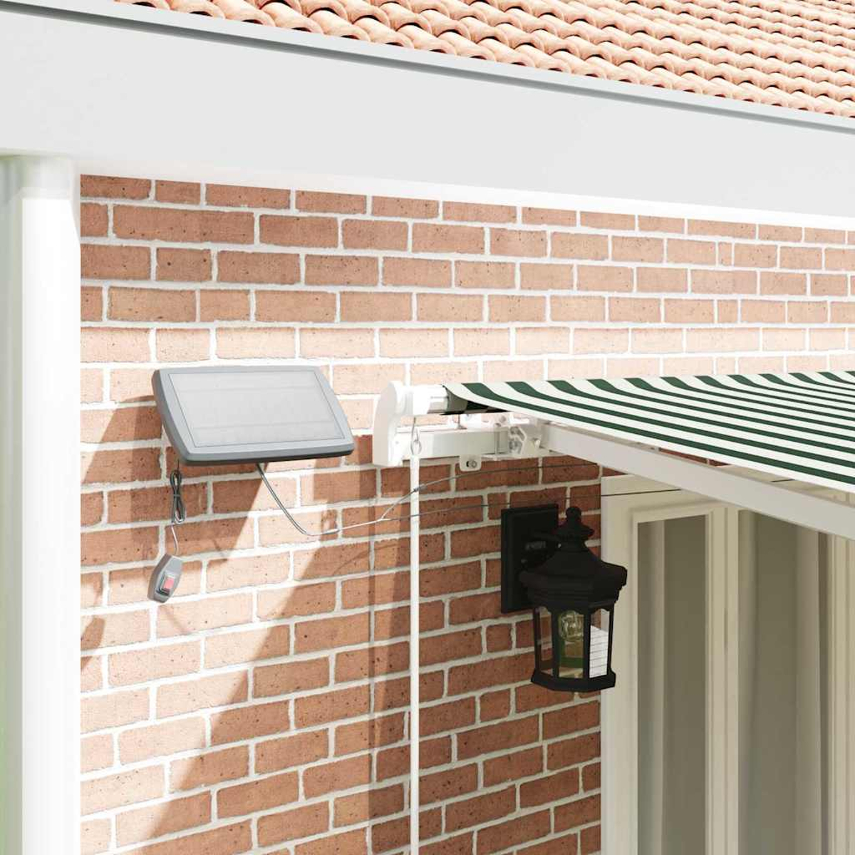 Ein Solarpanel und eine Lampe an einer Ziegelwand unter einer Markise.