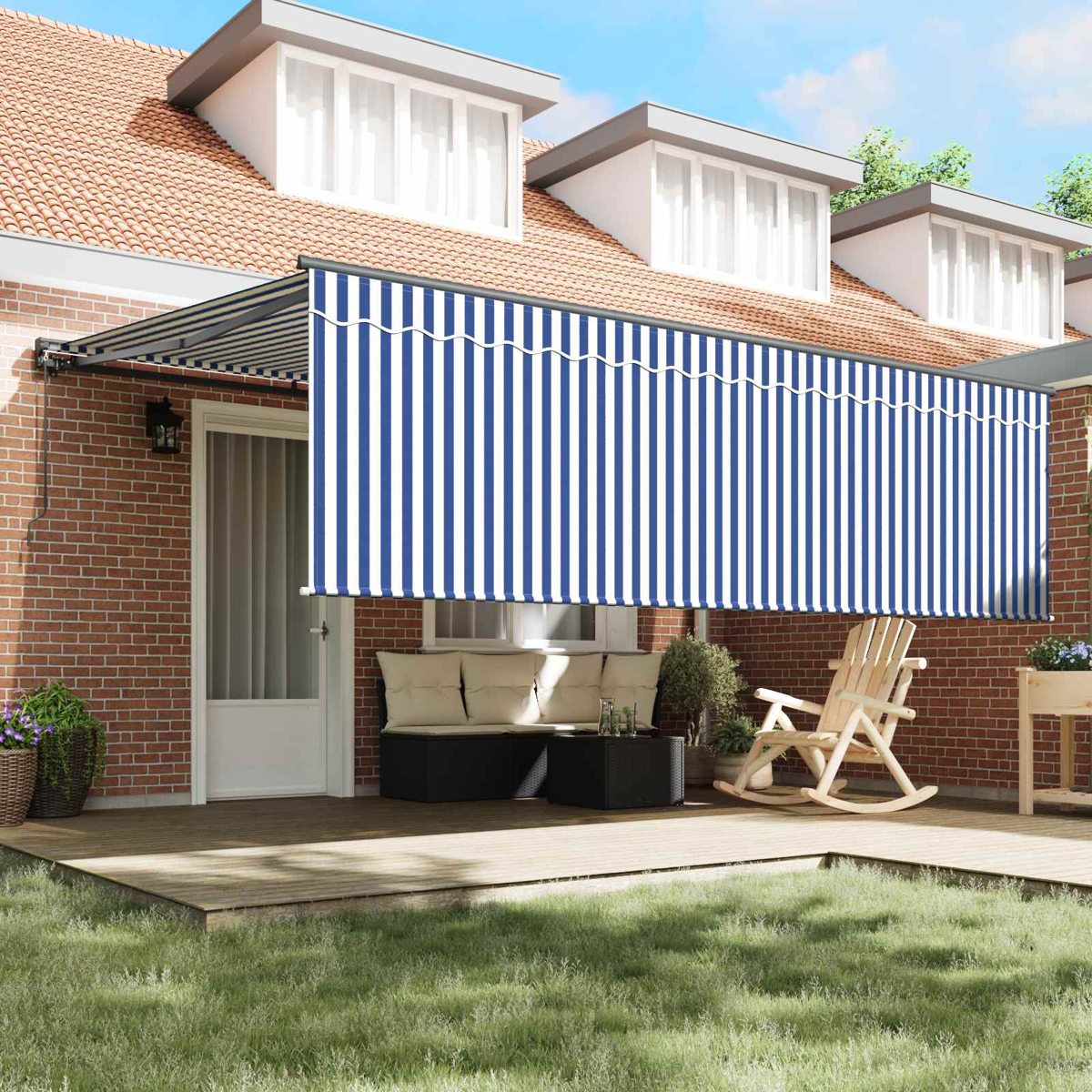 Markise mit blau-weißen Streifen über einer Terrasse mit Möbeln und Rasen.