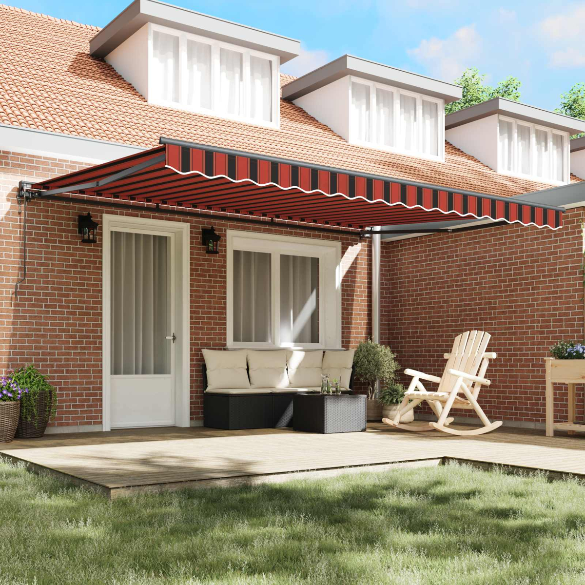 Rot-schwarz gestreifte Markise über einer Backsteinhaus-Terrasse mit Sitzgelegenheiten und Schaukelstuhl.
