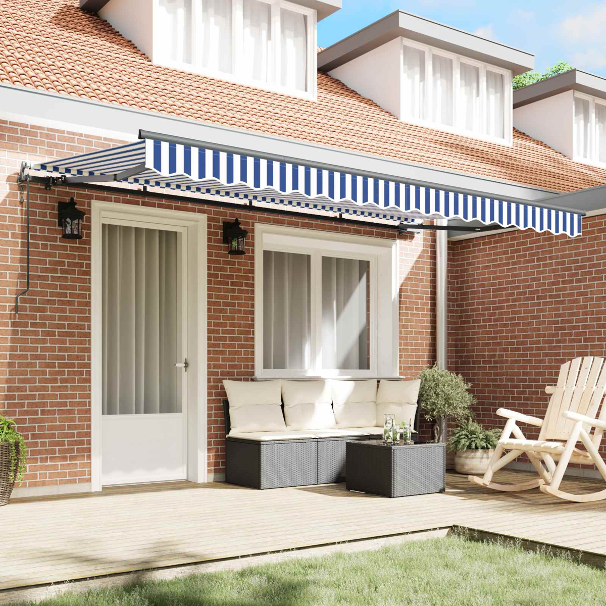 Eine Markise mit blau-weißen Streifen über einer Terrasse mit Gartenmöbeln.