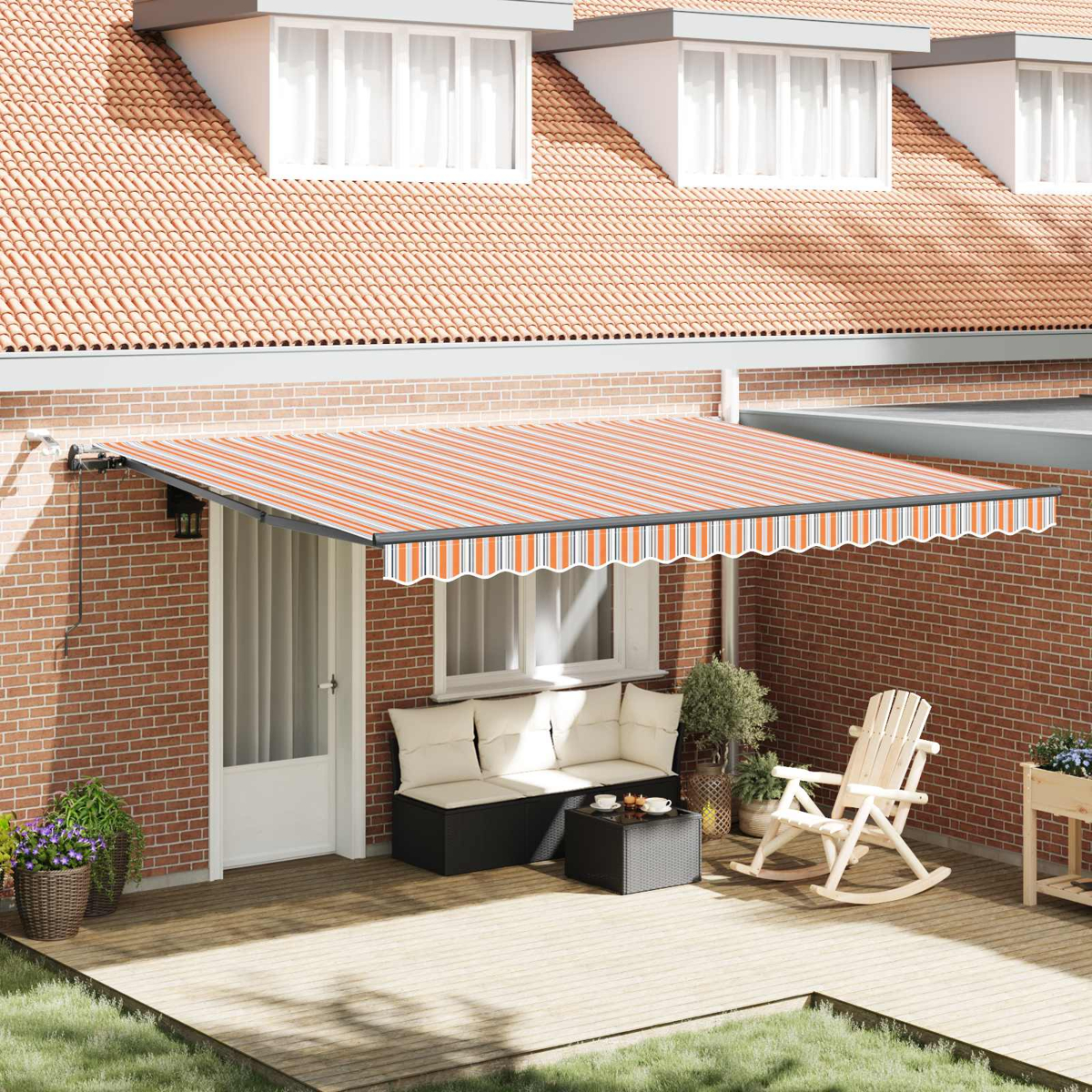 Markise mit orange-weißen Streifen über Terrasse mit Sitzgelegenheiten, Schaukelstuhl und Pflanzen.