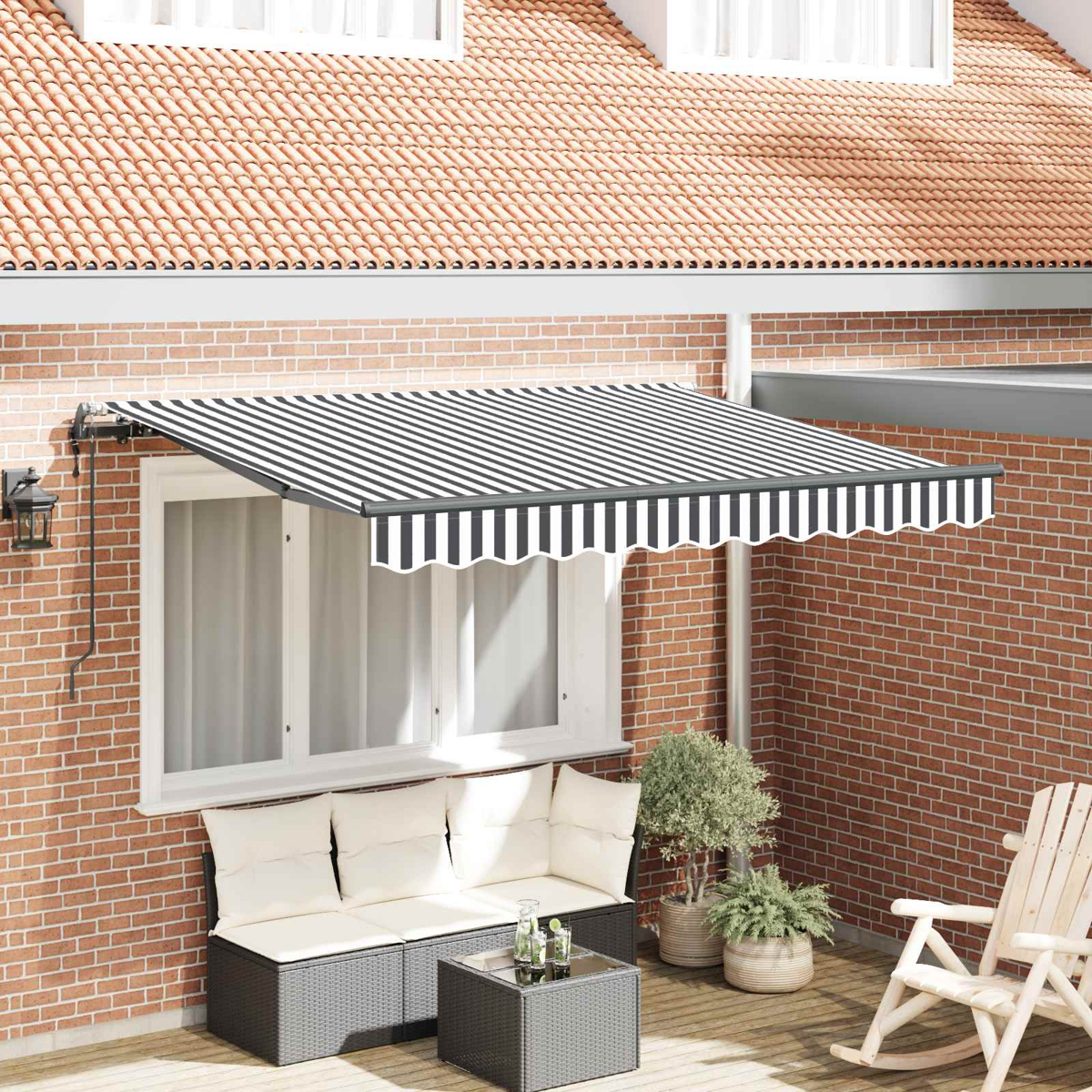 Gestreifte Markise über einem Sofa und Tisch auf einer Terrasse mit Backsteinwand.