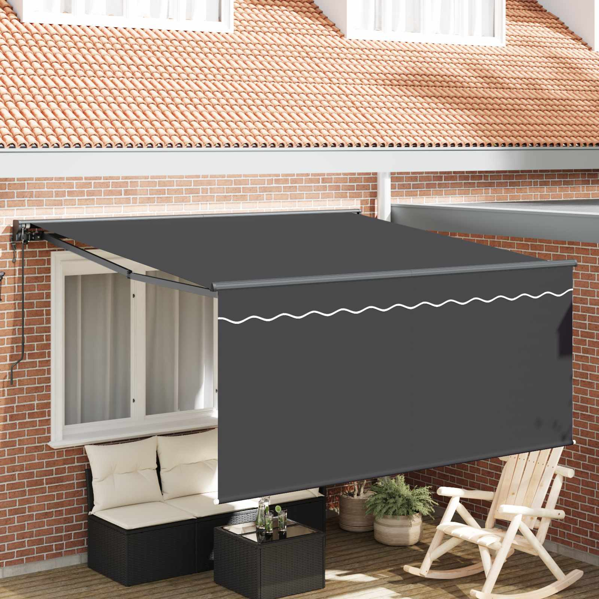 Dunkelgraues Vordach über Gartenmöbeln: Sofa, Tisch, Schaukelstuhl.