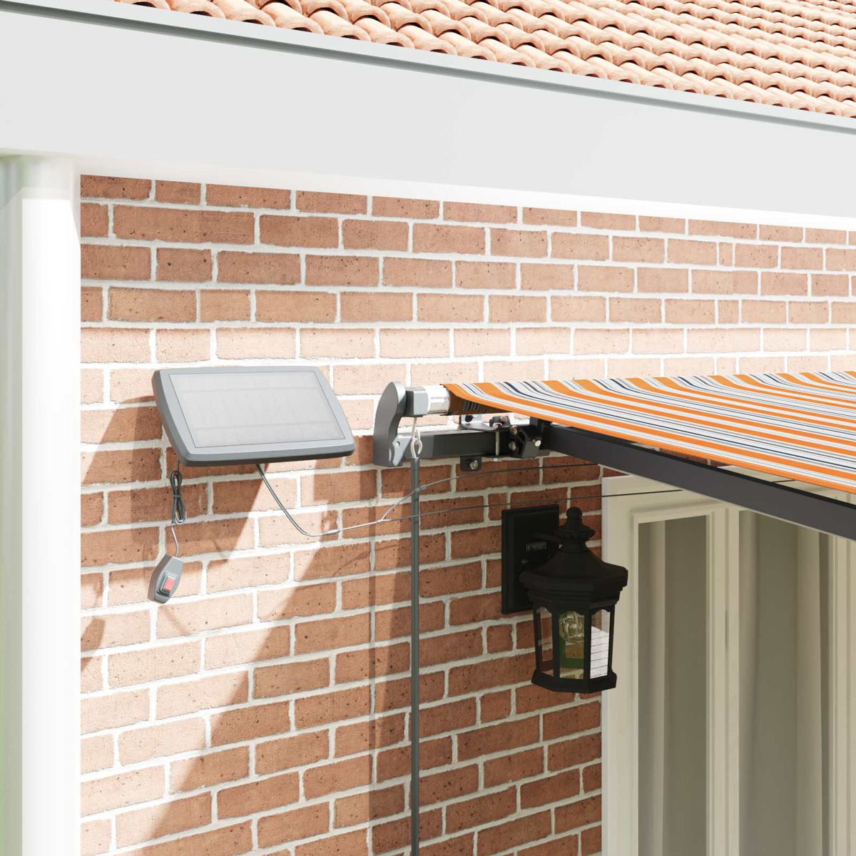 Markise mit Solarpanel und Laterne an Ziegelwand montiert.