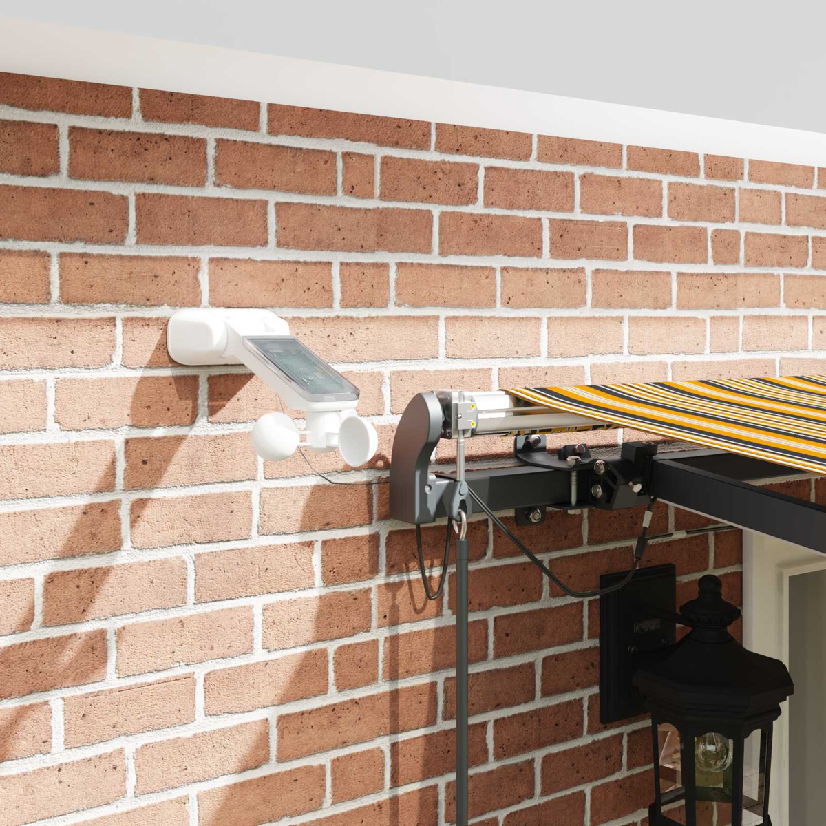 Ein Wetter-Sensor mit Solarpanel an einer Ziegelwand neben einer Markise.