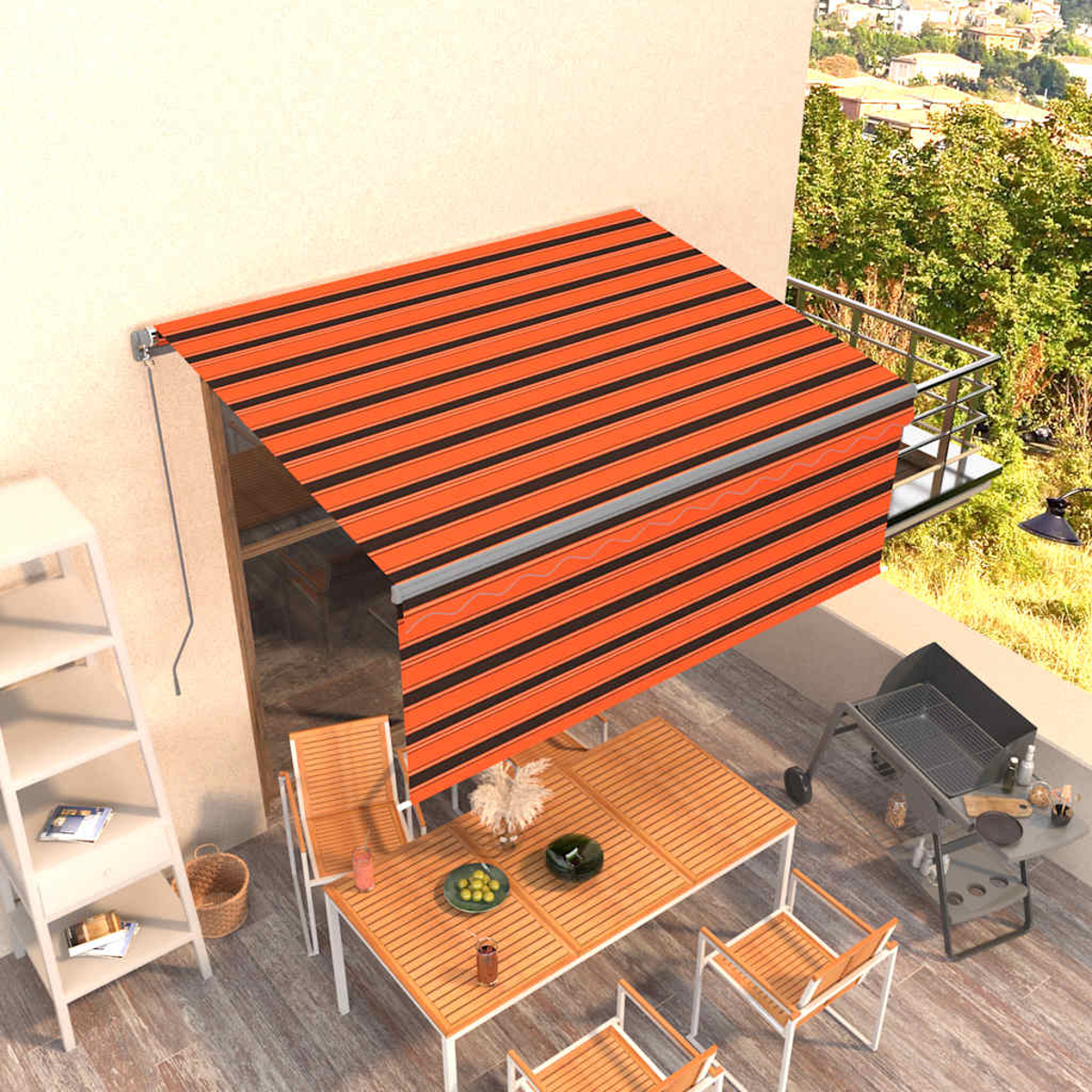 Ein gestreifter Sonnenschirm über einem Gartentisch mit Grill und Möbeln.