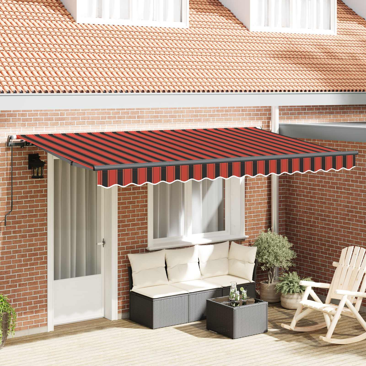 Ausgestelltes Vordach mit roten und schwarzen Streifen über einer Terrassenmöbelgruppe.