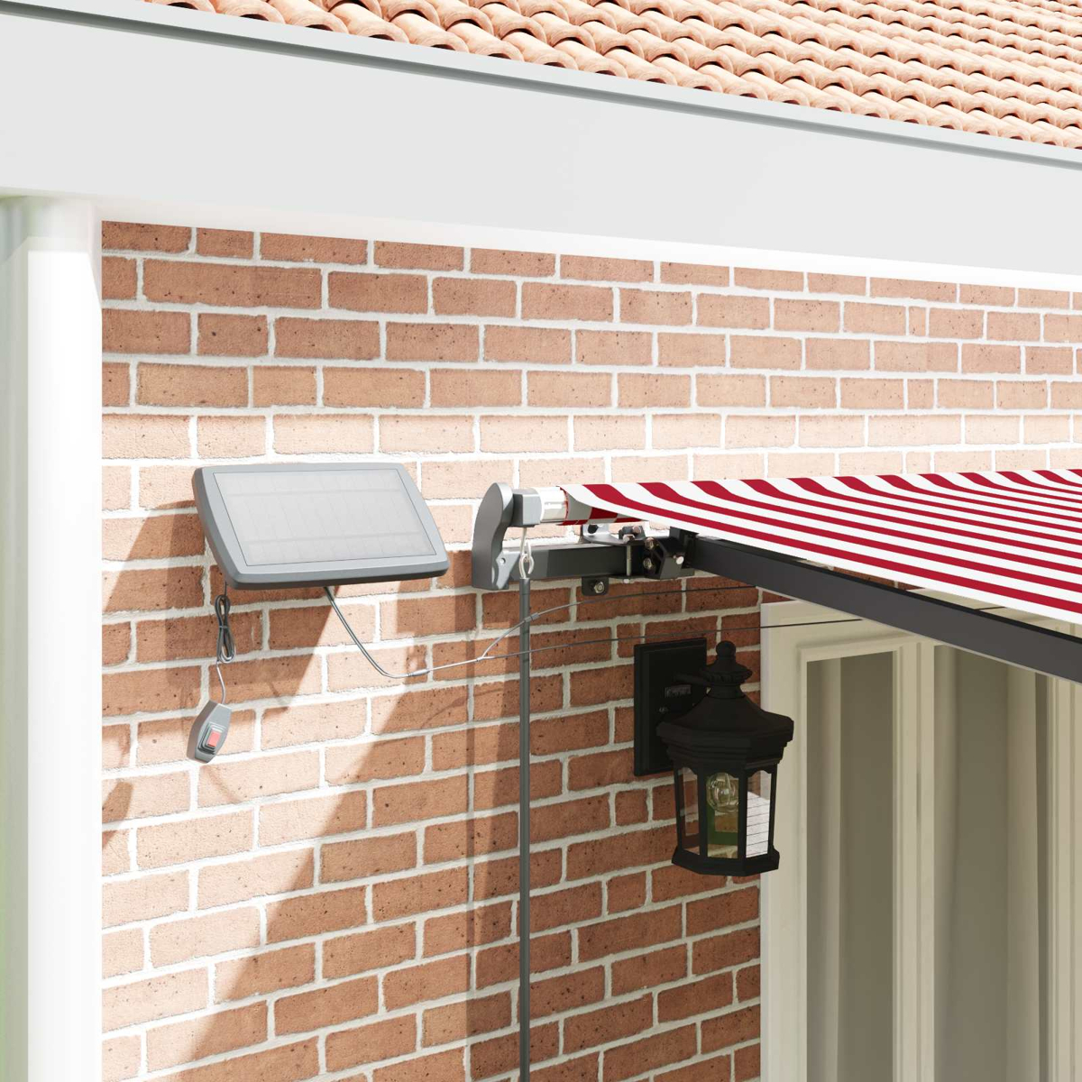 Markise mit roten und weißen Streifen, Solarpanel, Fernbedienung und Laterne an Ziegelwand.