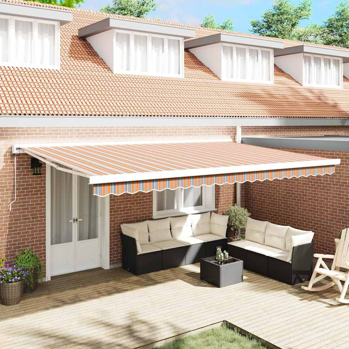 Ausgestattete Terrasse mit Markise, Lounge-Möbeln und Schaukelstuhl.
