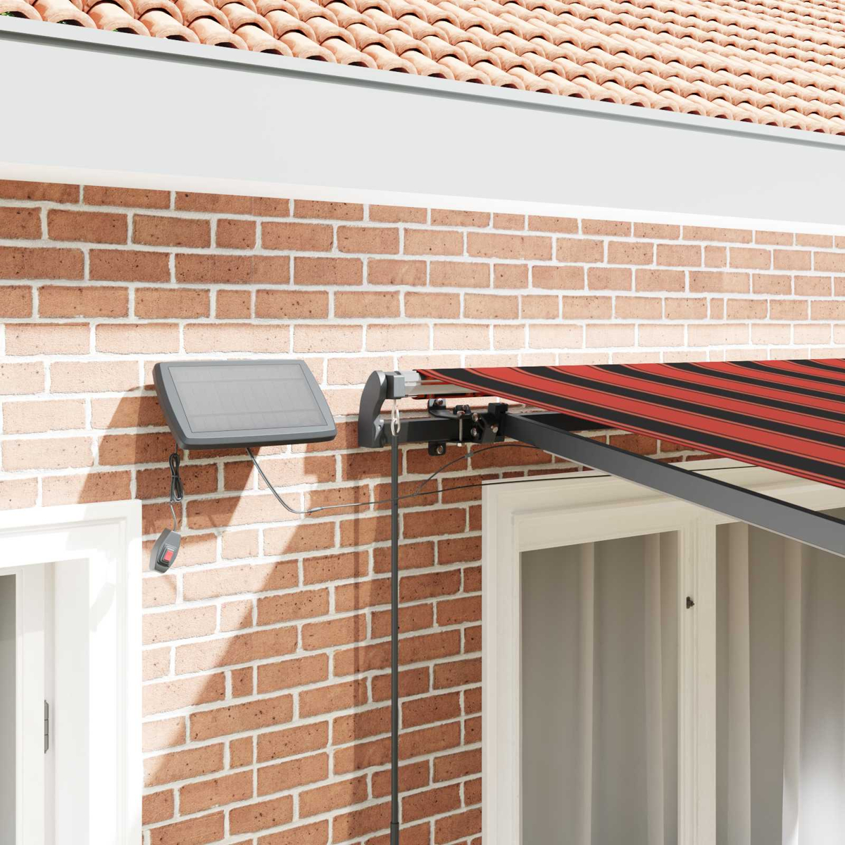 Markise mit roten und schwarzen Streifen, Solarpanel und Fernbedienung an einer Ziegelwand.