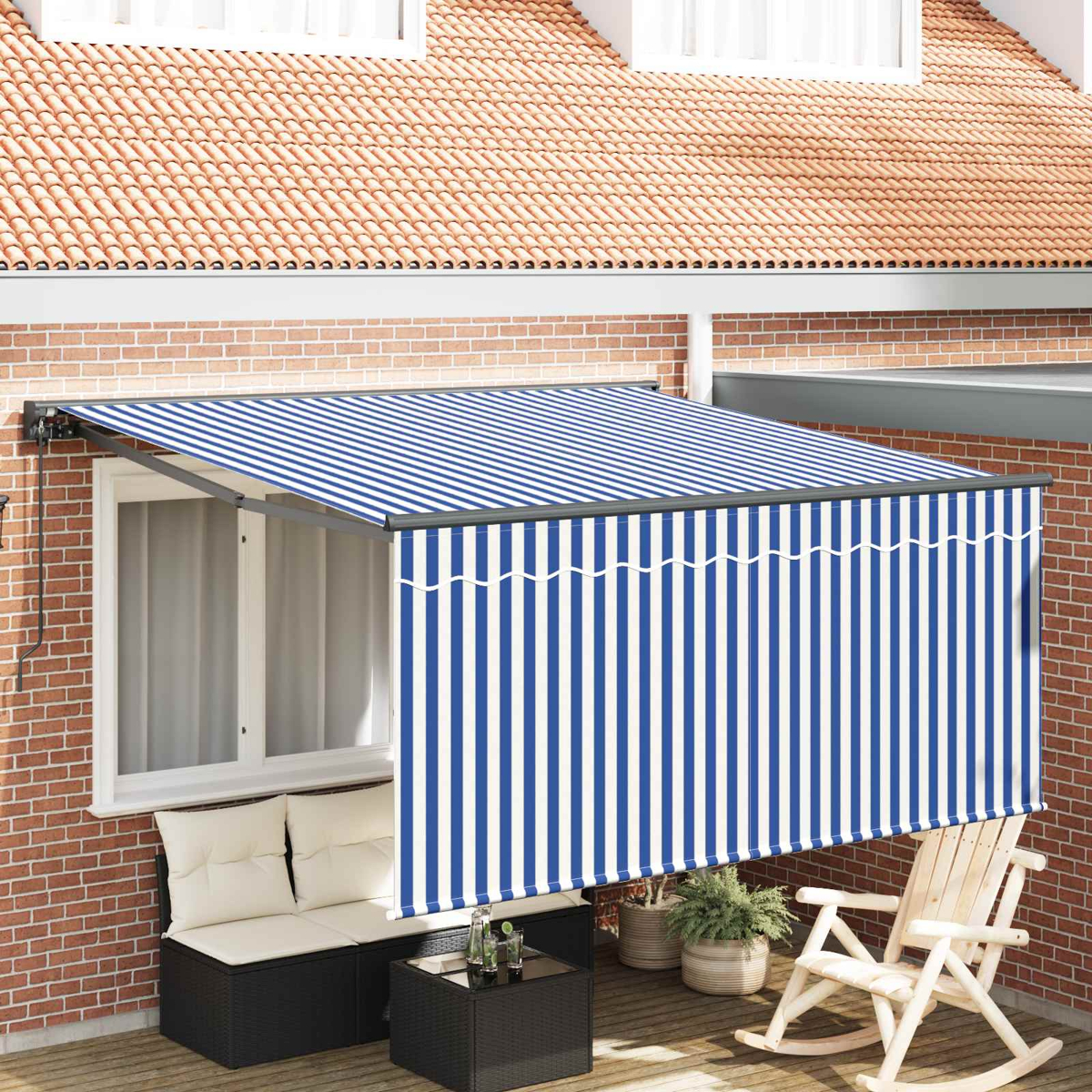 Ein blau-weißer gestreifter Sonnenschutz über einem Sitzbereich mit Sofa und Schaukelstuhl.