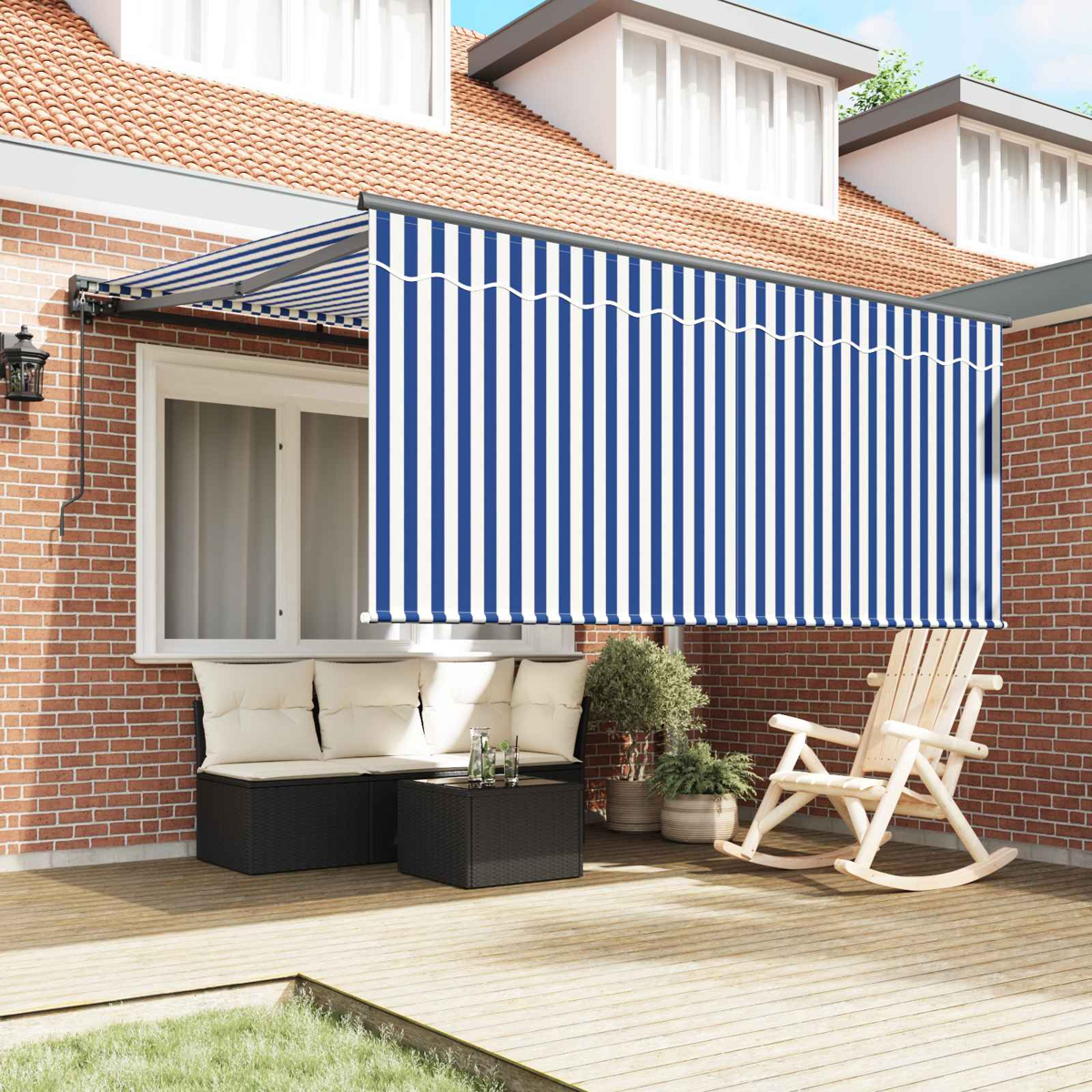Eine blau-weiß gestreifte Markise erstreckt sich über eine Terrasse mit Korbmöbeln und einem Schaukelstuhl.