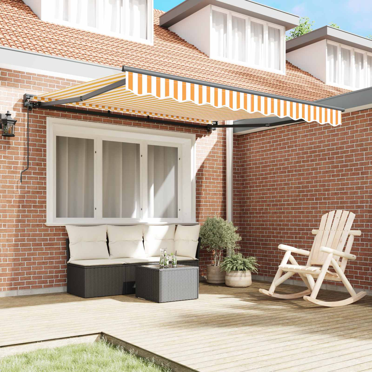 Orange-weiße gestreifte Markise über einer Terrasse mit Sitzgelegenheiten und Schaukelstuhl.