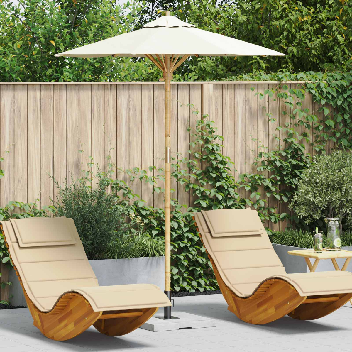 Due lettini in legno con cuscini beige e ombrellone su un patio.