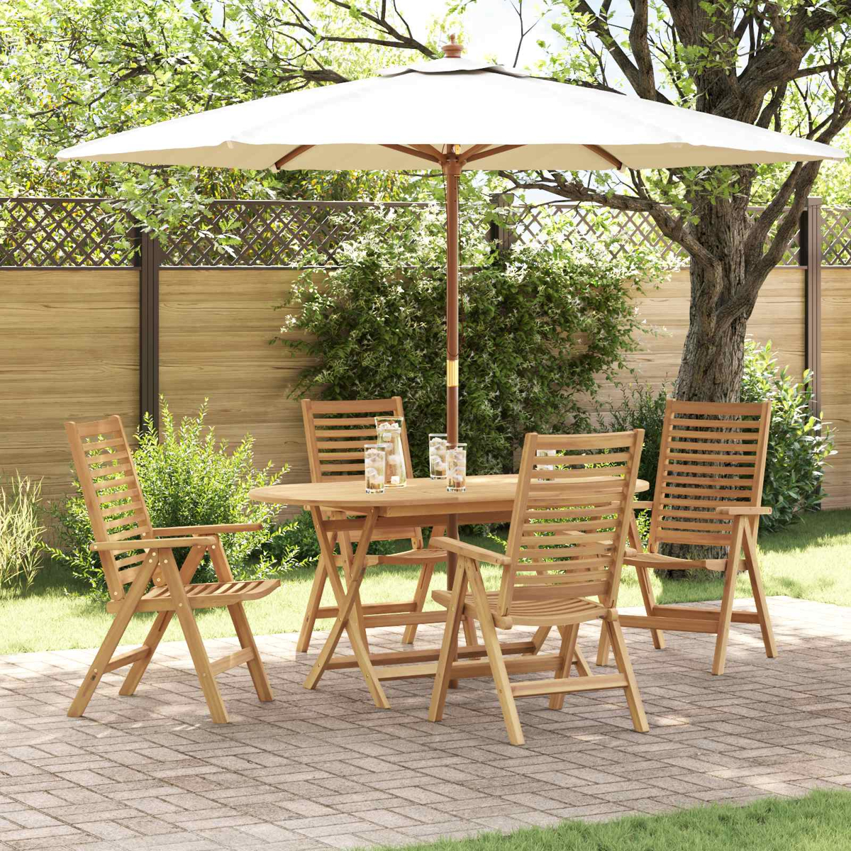 Mesa y sillas de jardín de madera bajo un gran parasol en un patio pavimentado.