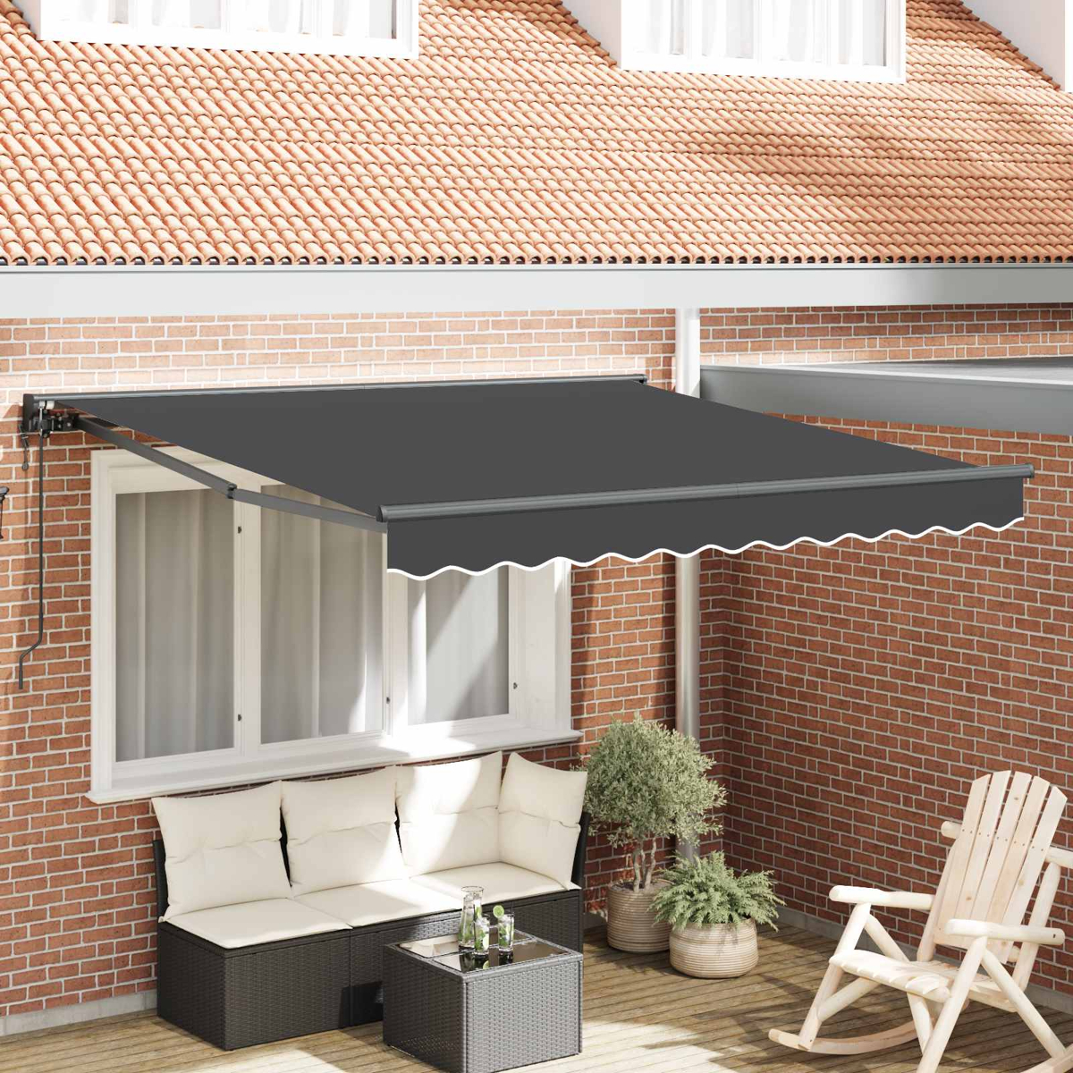 Ausgefahrene Markise über Rattansofa und Couchtisch auf Ziegelwand-Terrasse.