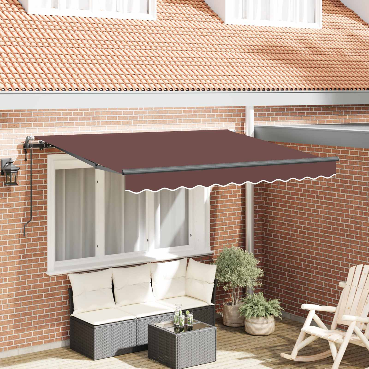Brauner Markise über Fenstern, Gartenmöbel und Holzstuhl auf Terrasse.