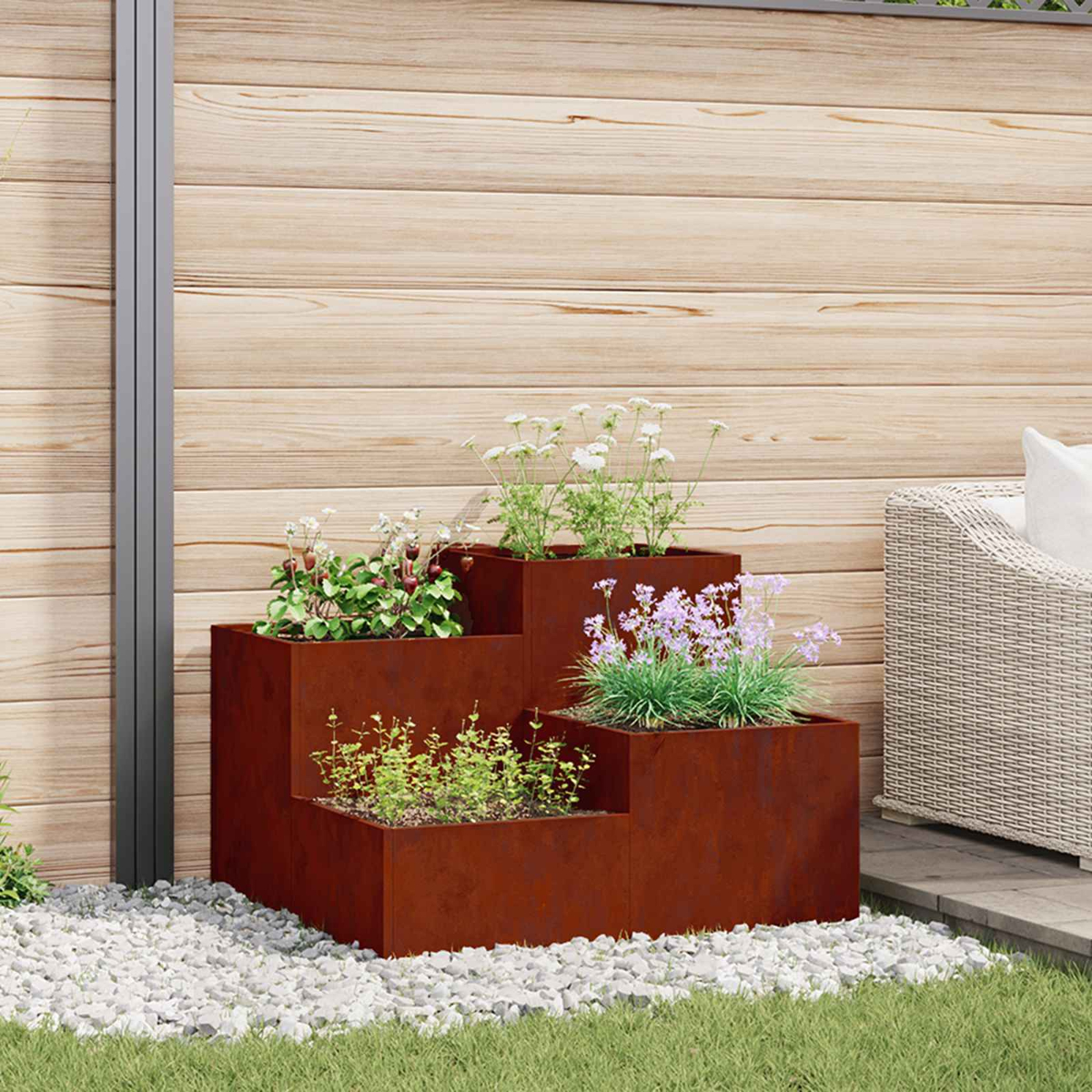 Fioriere a gradoni arrugginite con fiori davanti a un muro di legno.
