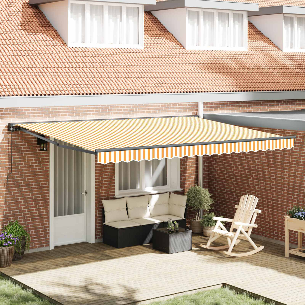 Toldo extendido con rayas naranjas y blancas sobre muebles de patio.