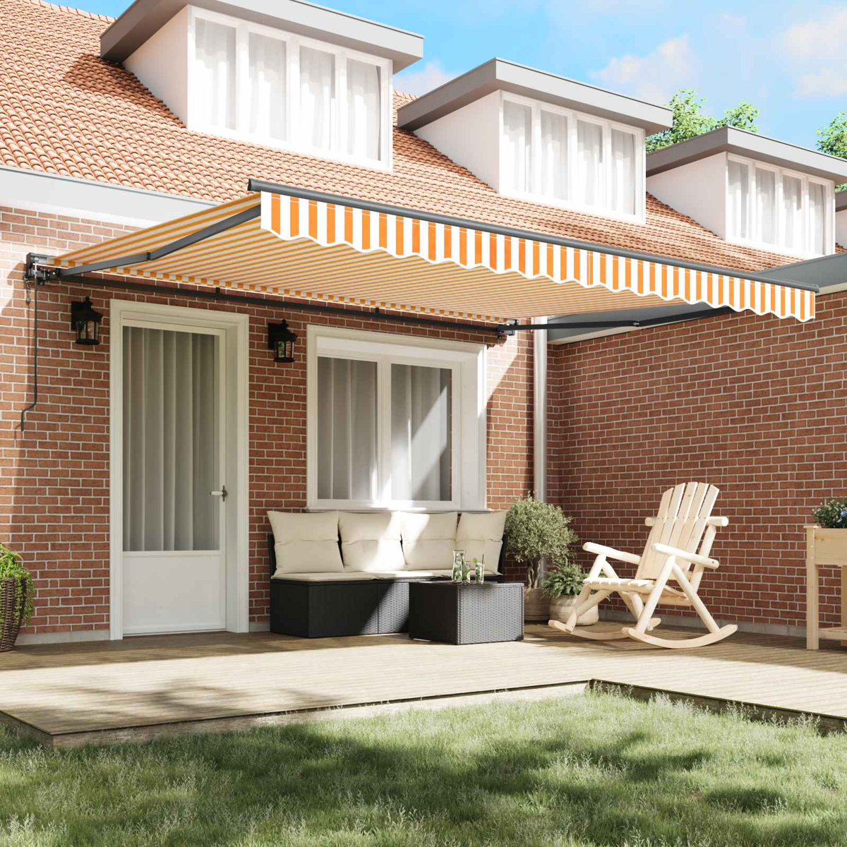 Ausziebare Markise mit orange-weißen Streifen über einer Terrassenfliese aus Backstein mit Möbeln.