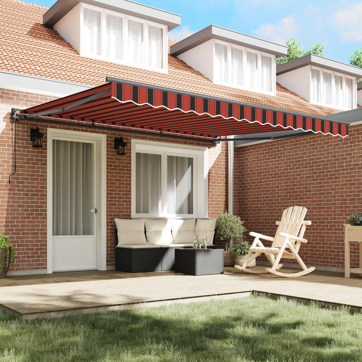 Markise über Veranda mit Möbeln: Sofa, Tisch, Schaukelstuhl. Ziegelhaus.