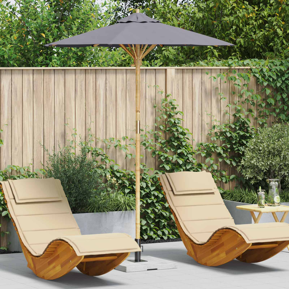 Due lettini in legno con cuscini sotto un ombrellone in giardino.