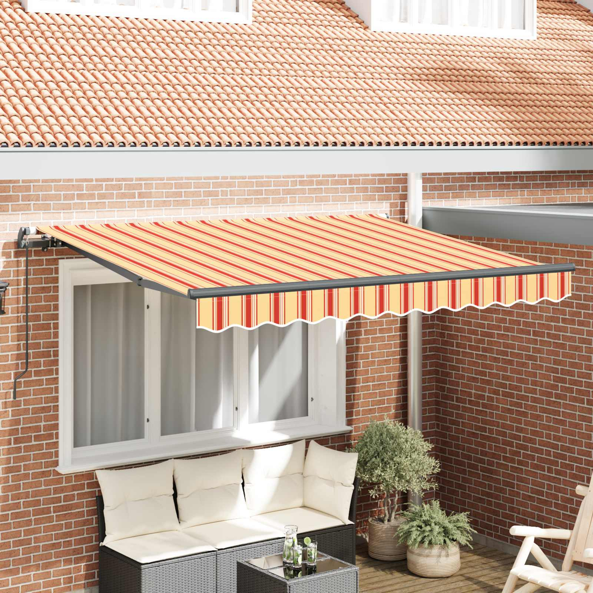 Ein gestreiftes Vordach über einem Fenster mit Sofa und Tisch davor.