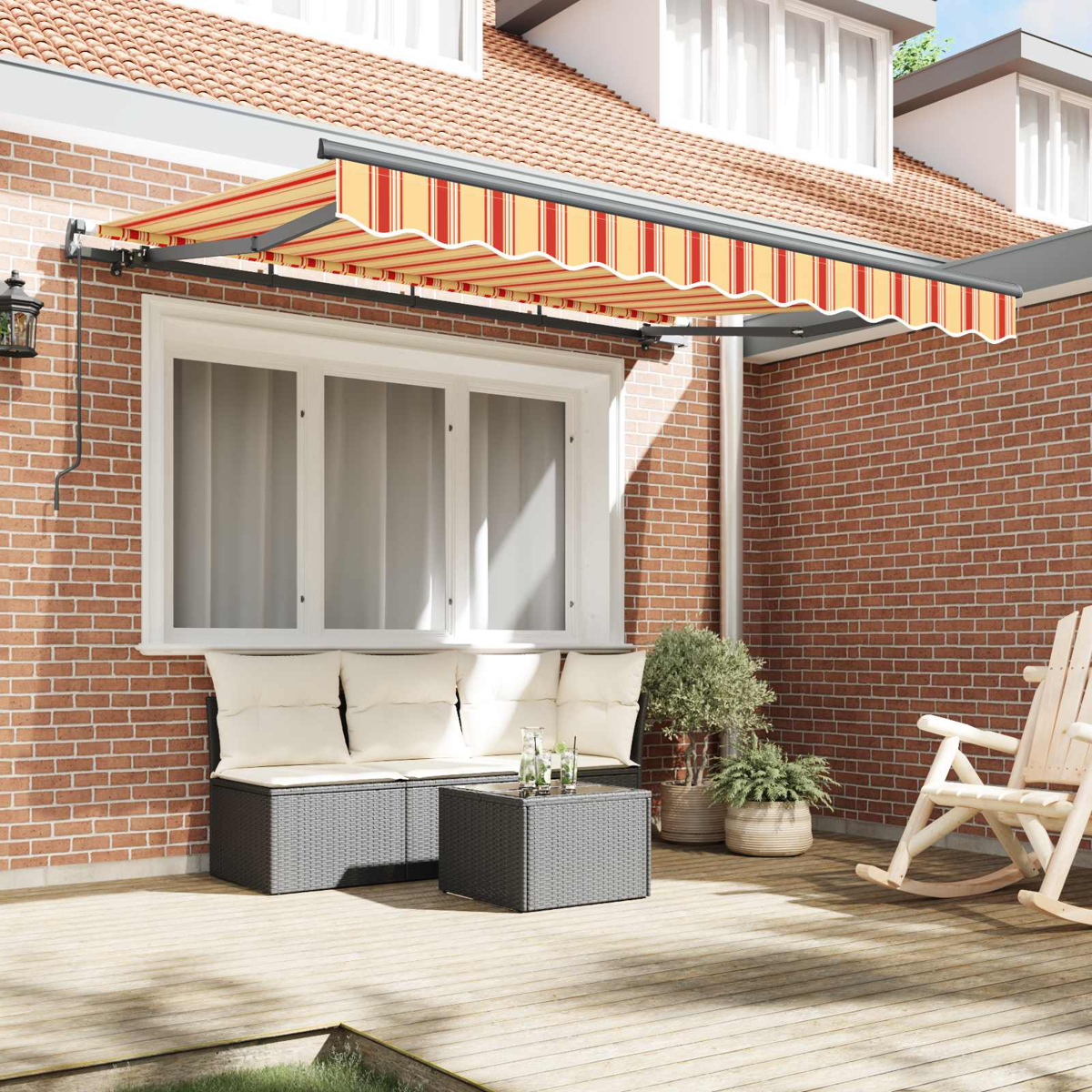 Markise über Sofa und Tisch auf Holzterrasse vor Backsteinhaus.