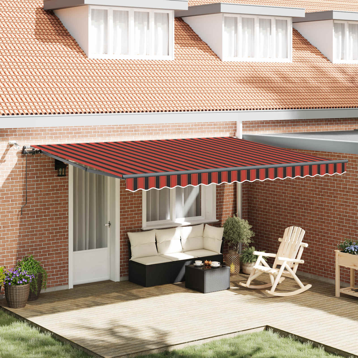 Un toldo extendido con rayas rojas y negras sobre un patio con muebles.