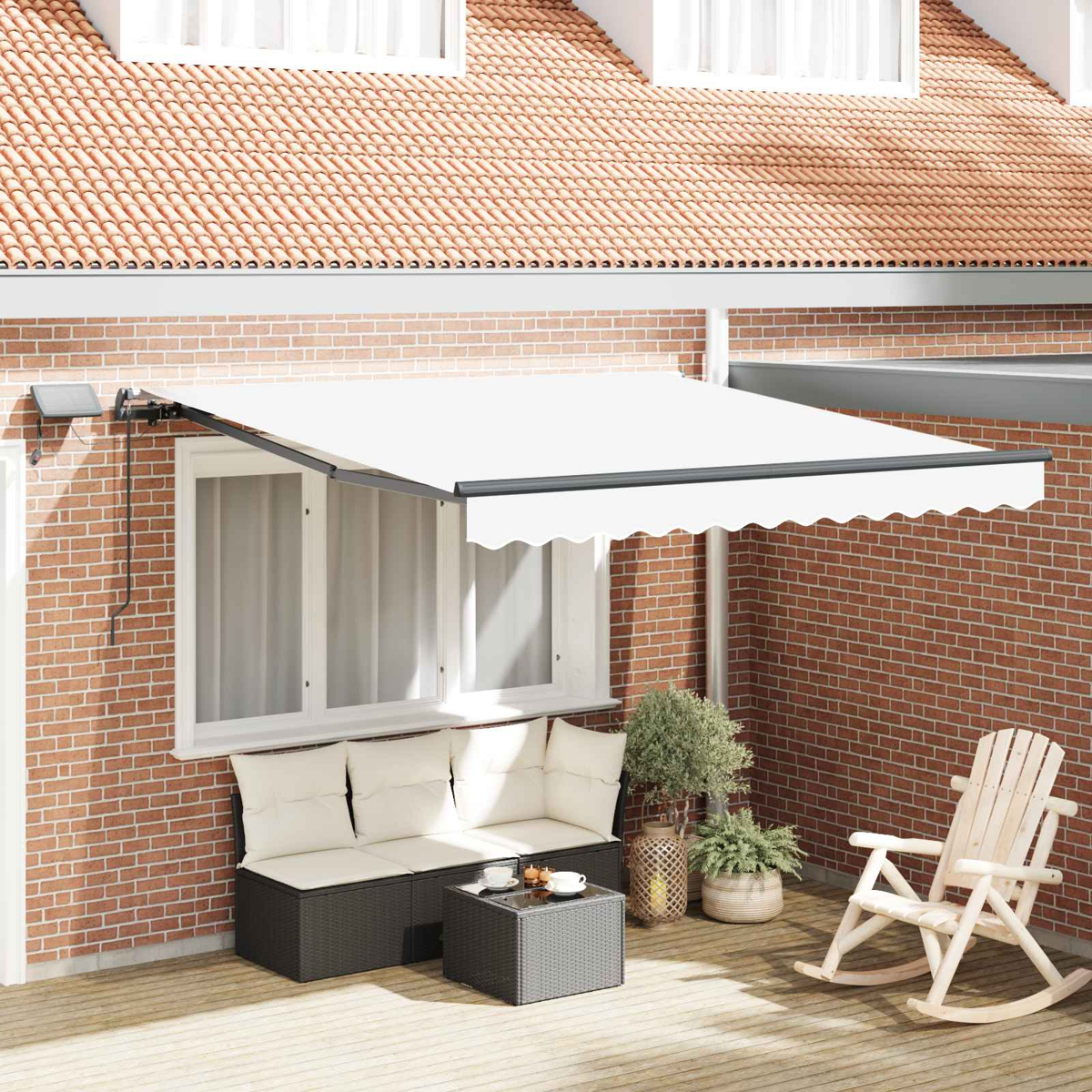 Ein ausgefahrener weißer Sonnenschirm über einer Lounge-Ecke mit Sofa und Tisch.