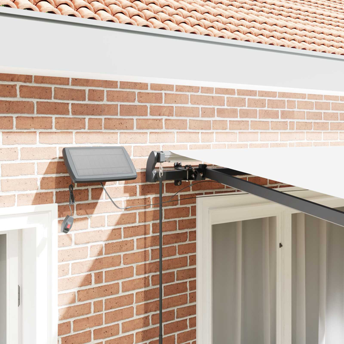 Solarpanel und Markisenarm an Ziegelwand montiert, mit weißen Fenstern daneben.
