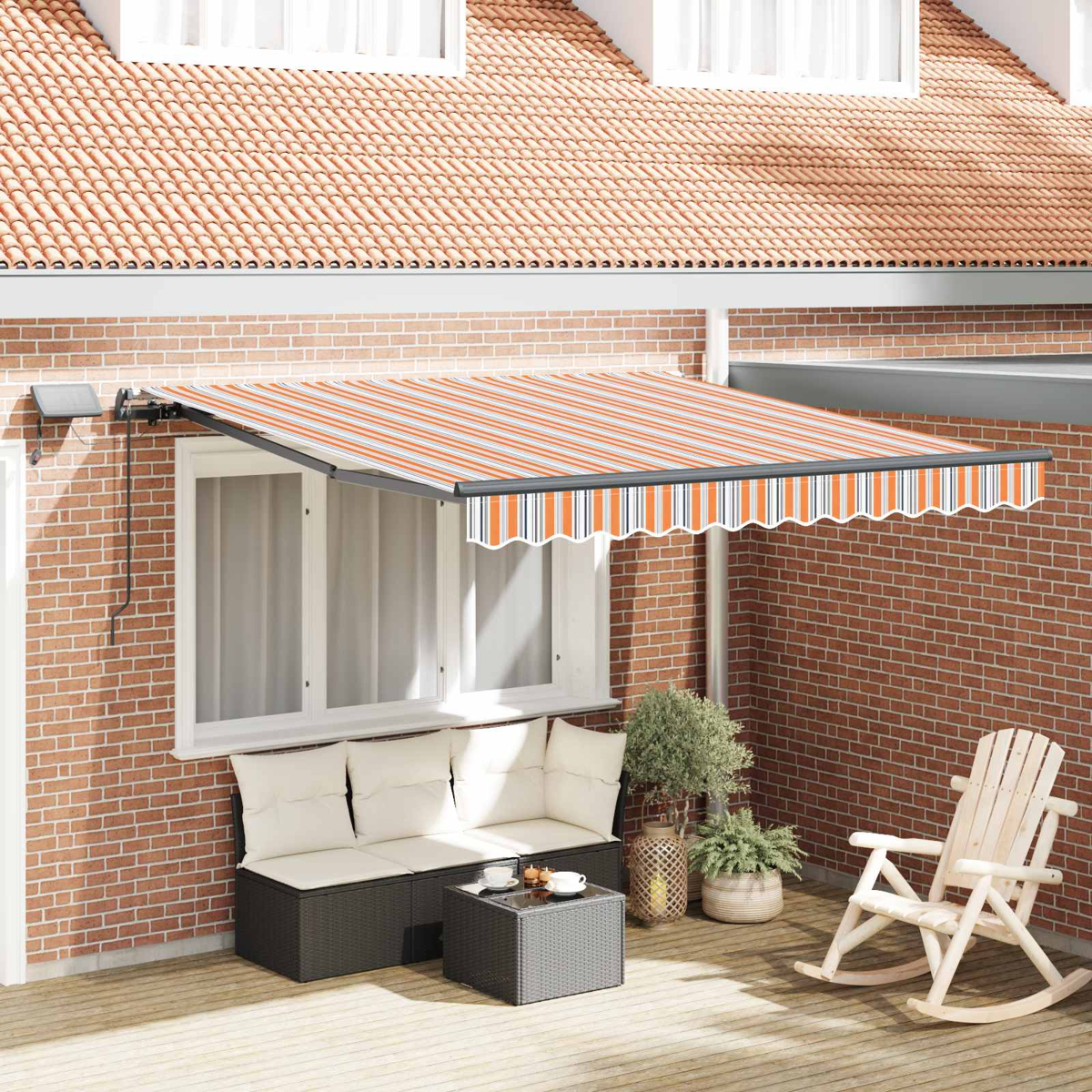 Ausgefahrene Markise mit orangen Streifen über einem Sofa und Schaukelstuhl.