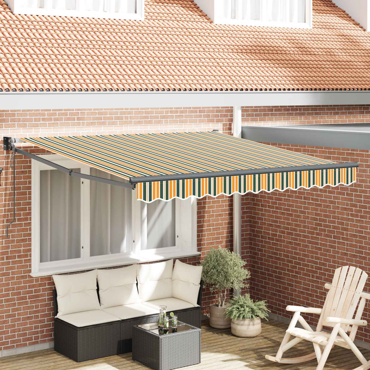 Eine Markise mit orange-grün-weißen Streifen erstreckt sich über eine Terrasse mit Möbeln.