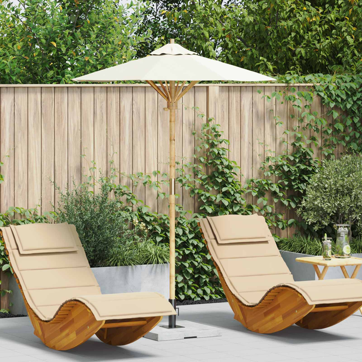 Due sedie a sdraio in legno con cuscini beige sotto un ombrellone in giardino.