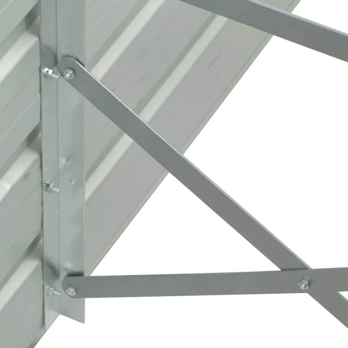 Graue Metallstreben stützen eine weiße, gerippte Oberfläche ab.