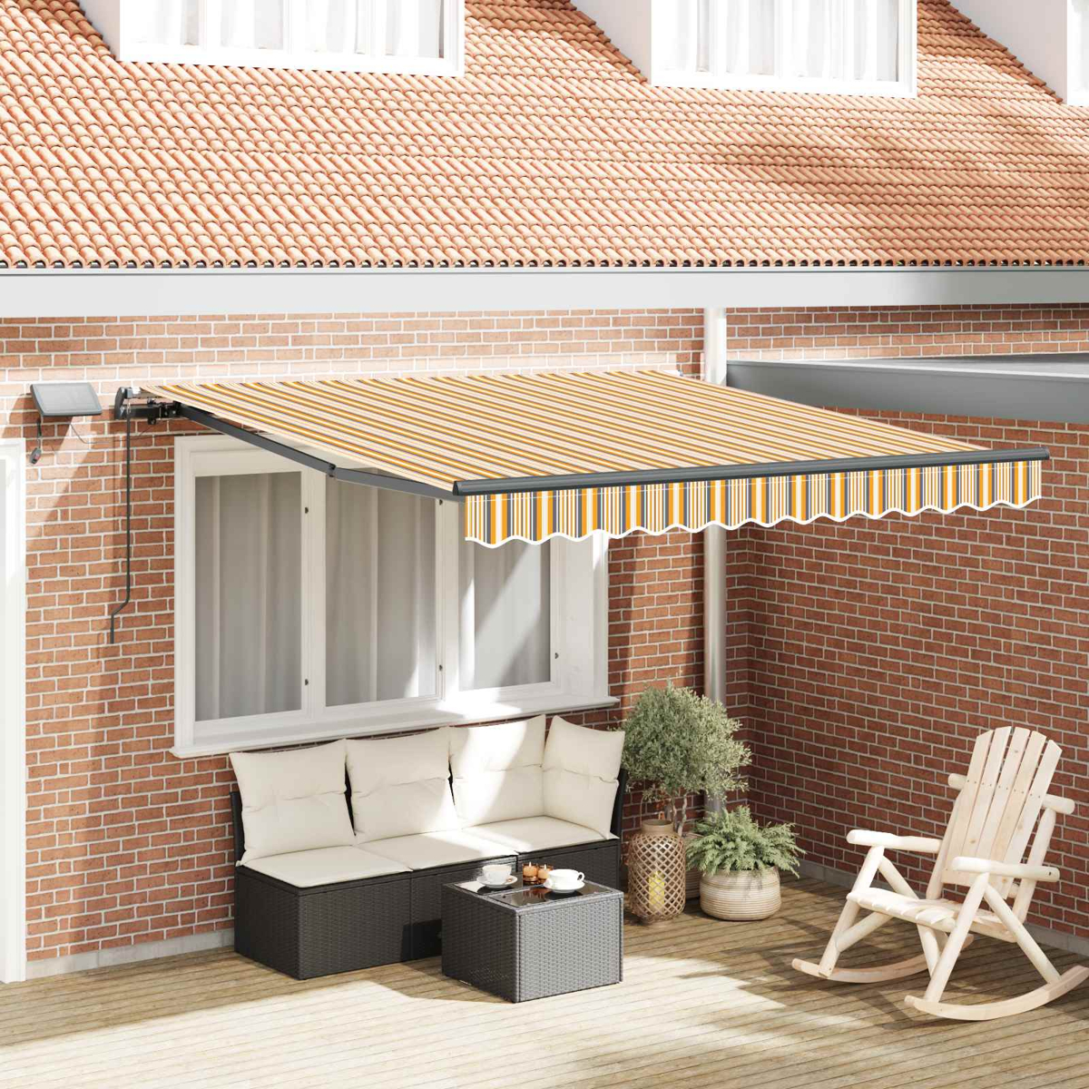 Ein gestreiftes Sonnensegel über einer Terrasse mit Möbeln und einem Schaukelstuhl.