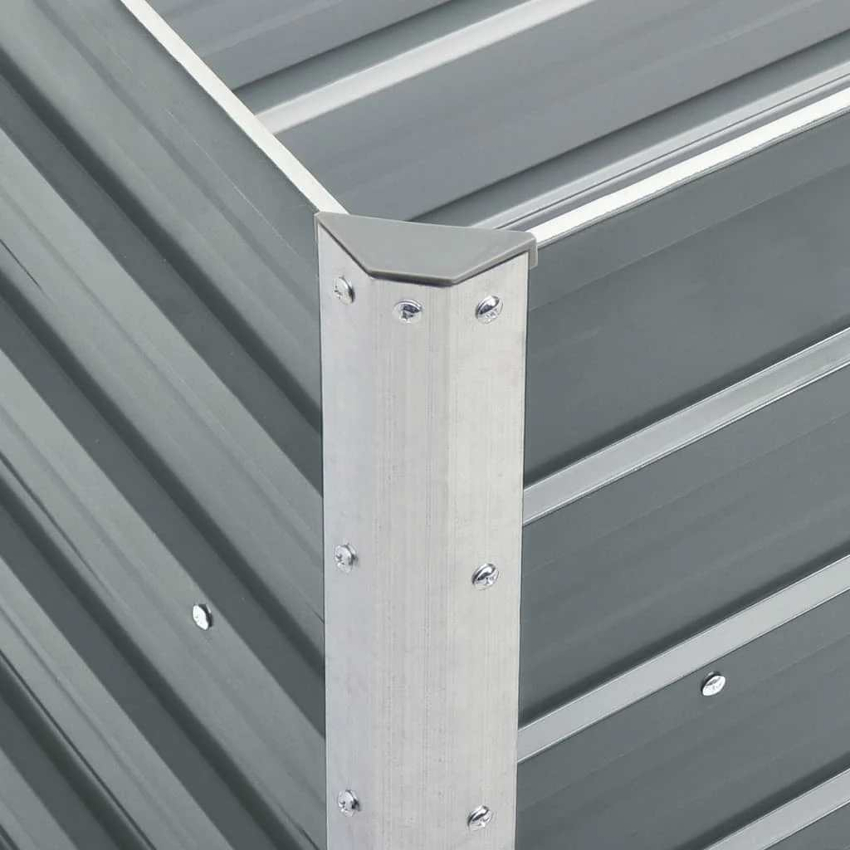 Naher Blick auf eine silberne Ecke eines Metallgewächshauses mit Schrauben.