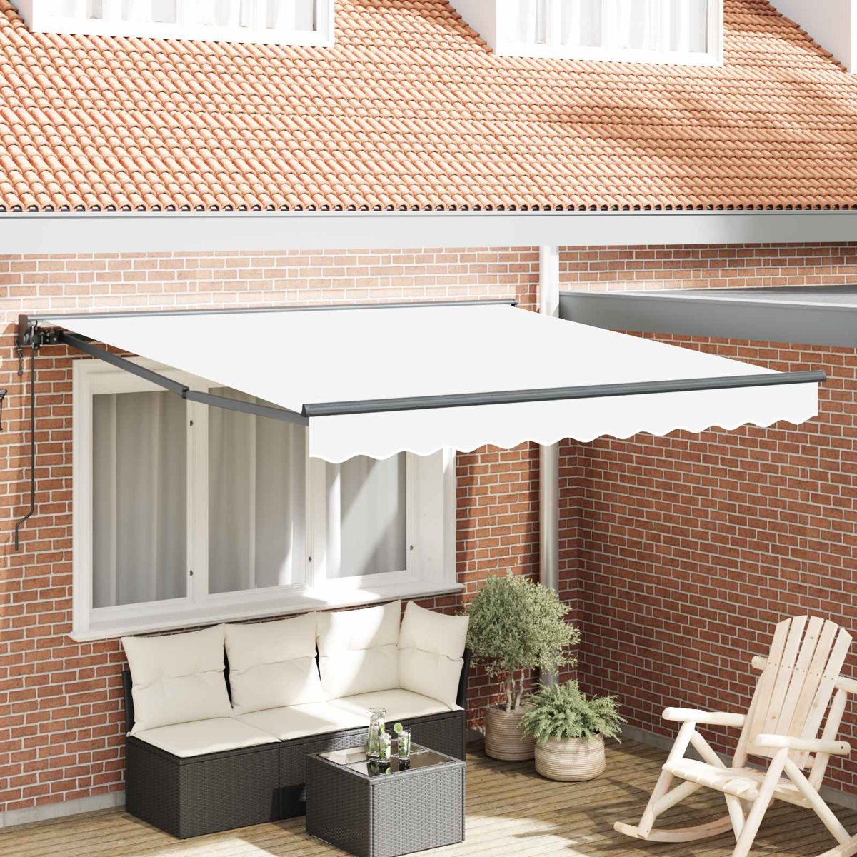 Weiße Markise über einer Terrasse mit Rattansofa, Tisch und Schaukelstuhl.