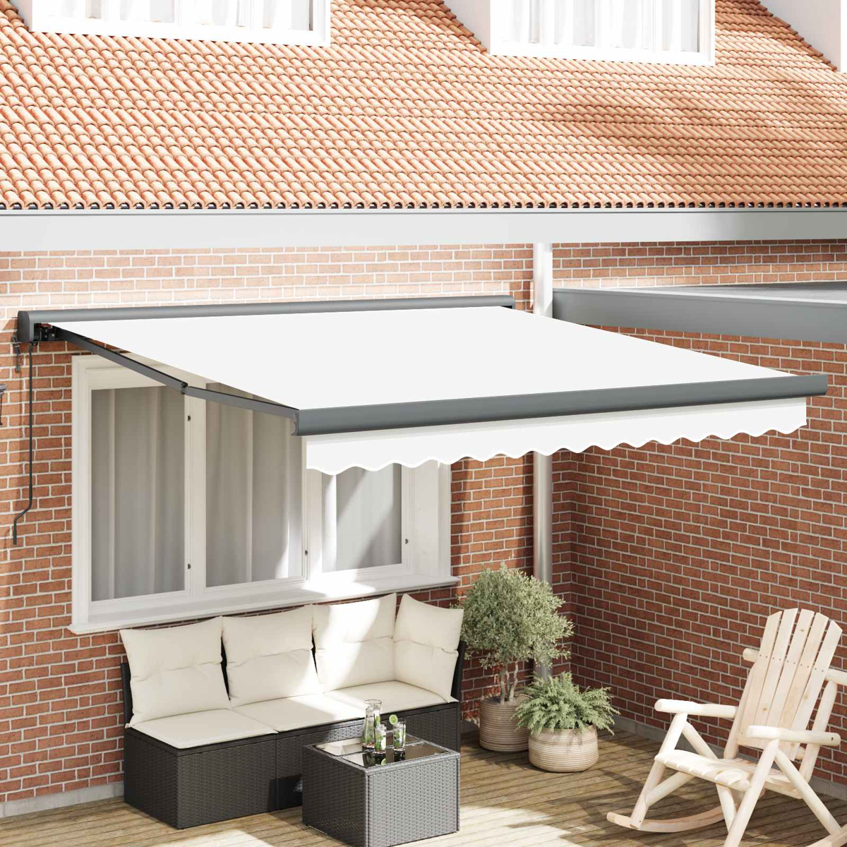 Ausgefahrene weiße Markise über einer Couch und einem Tisch auf einer Holzterrasse.