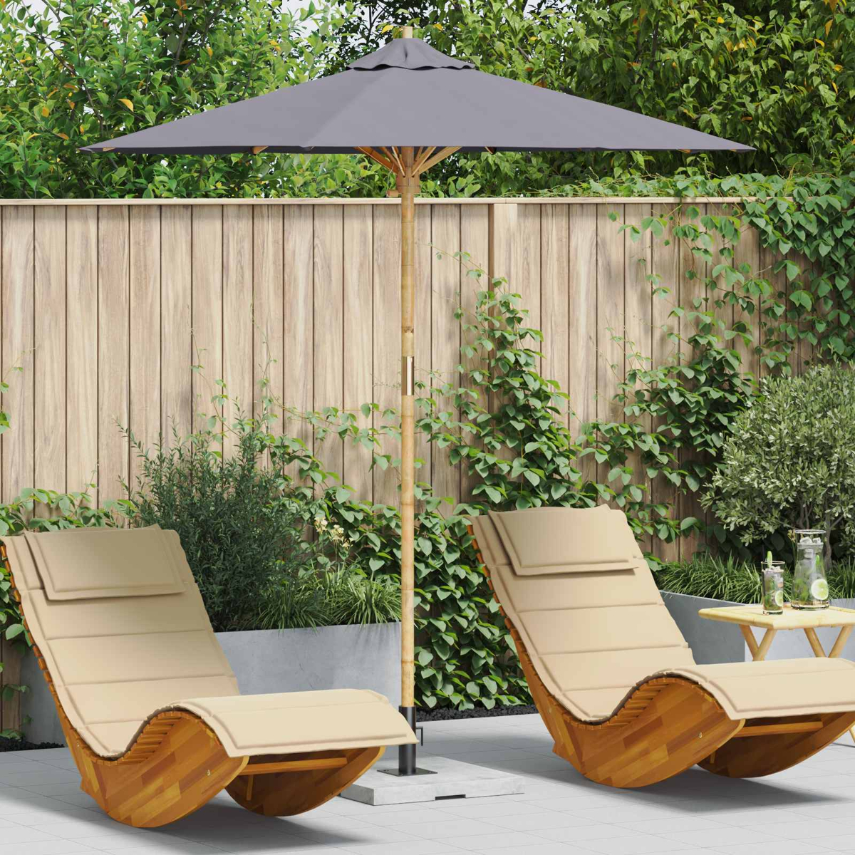 Due sdraio in legno con cuscini beige sotto un ombrellone grigio in giardino.