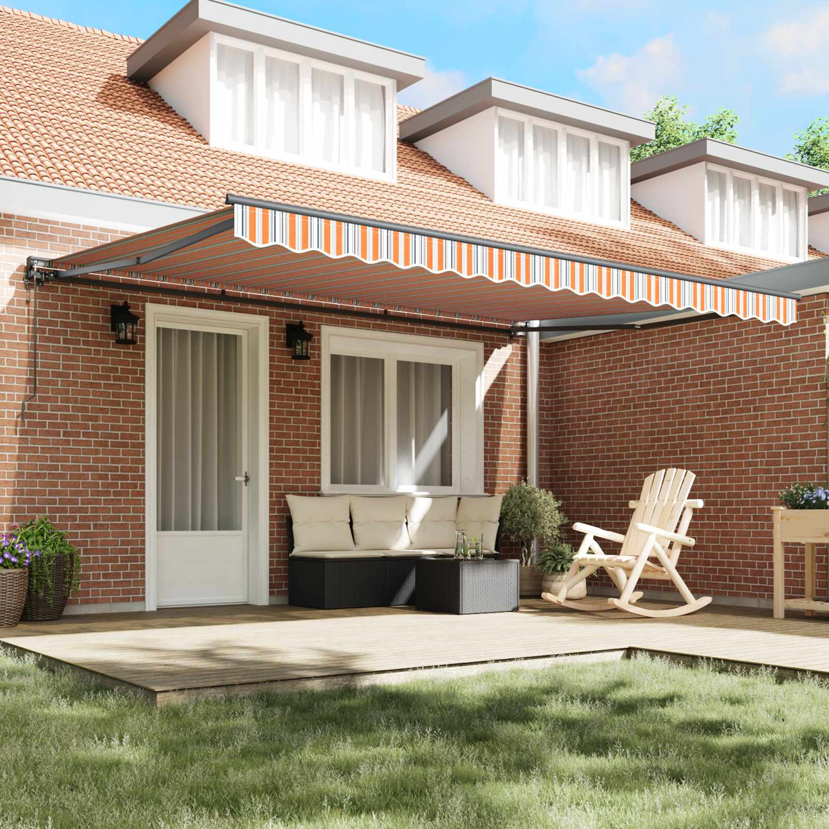 Terrasse eines Backsteinhauses mit orange-weiß gestreifter Markise, Sitzgelegenheiten und Schaukelstuhl.