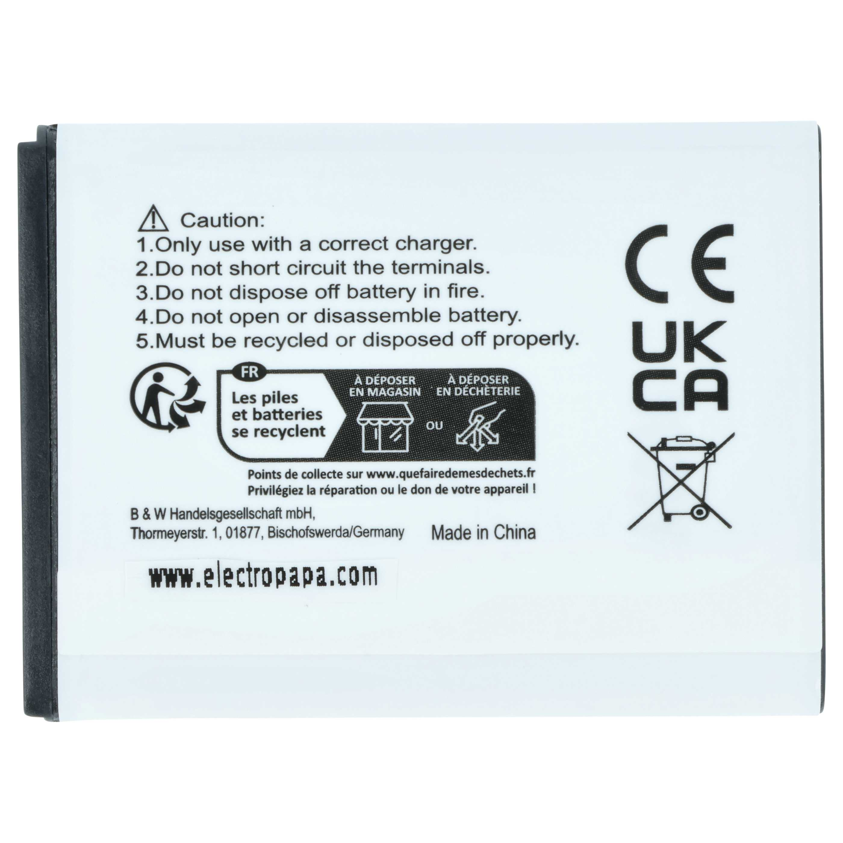 Warnhinweis und Recycling-Symbole auf einer Batterie. Made in China.