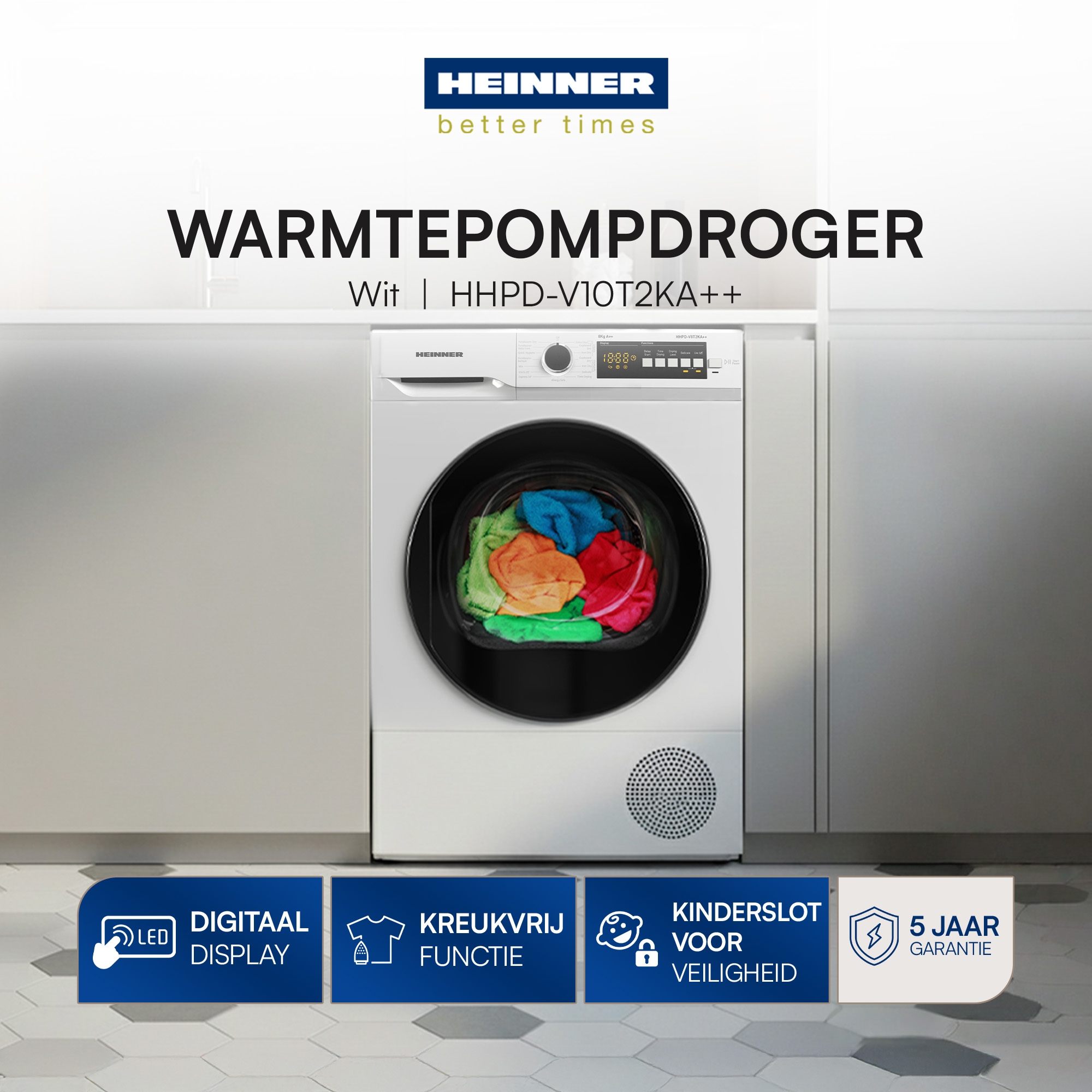 Ein weißer Wärmepumpentrockner mit bunter Wäsche in der Trommel.