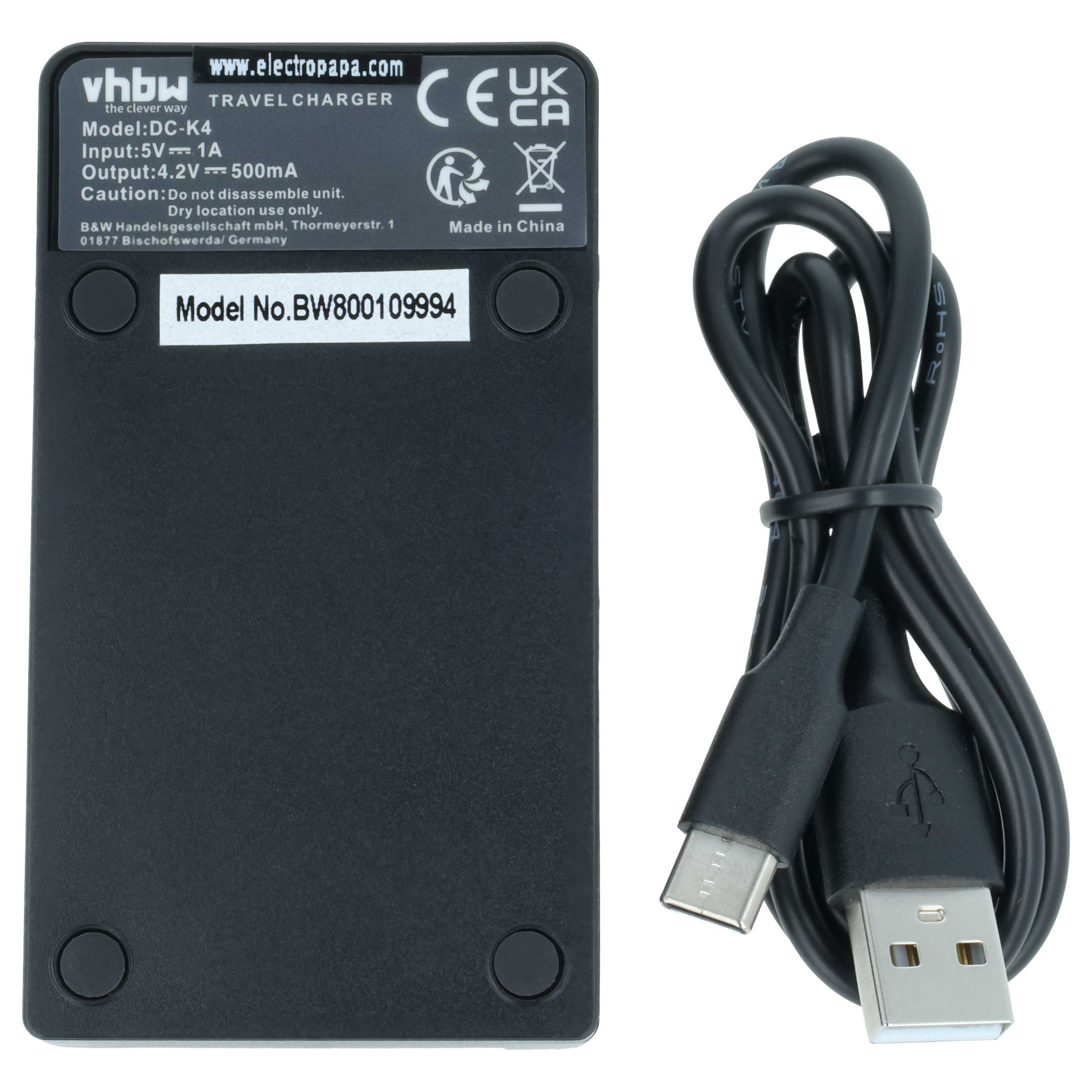 Schwarzes Ladegerät mit Kabel. Modell DC-K4, Made in China.